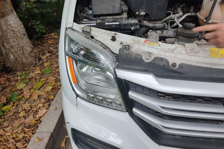 Used SAIC MAXUS Xintu V80 2019 2.0T Plus 6-Speed Manual – Aoyuntong Short Wheelbase Mid-Roof Design 5/6-Seater Right Front Headlight