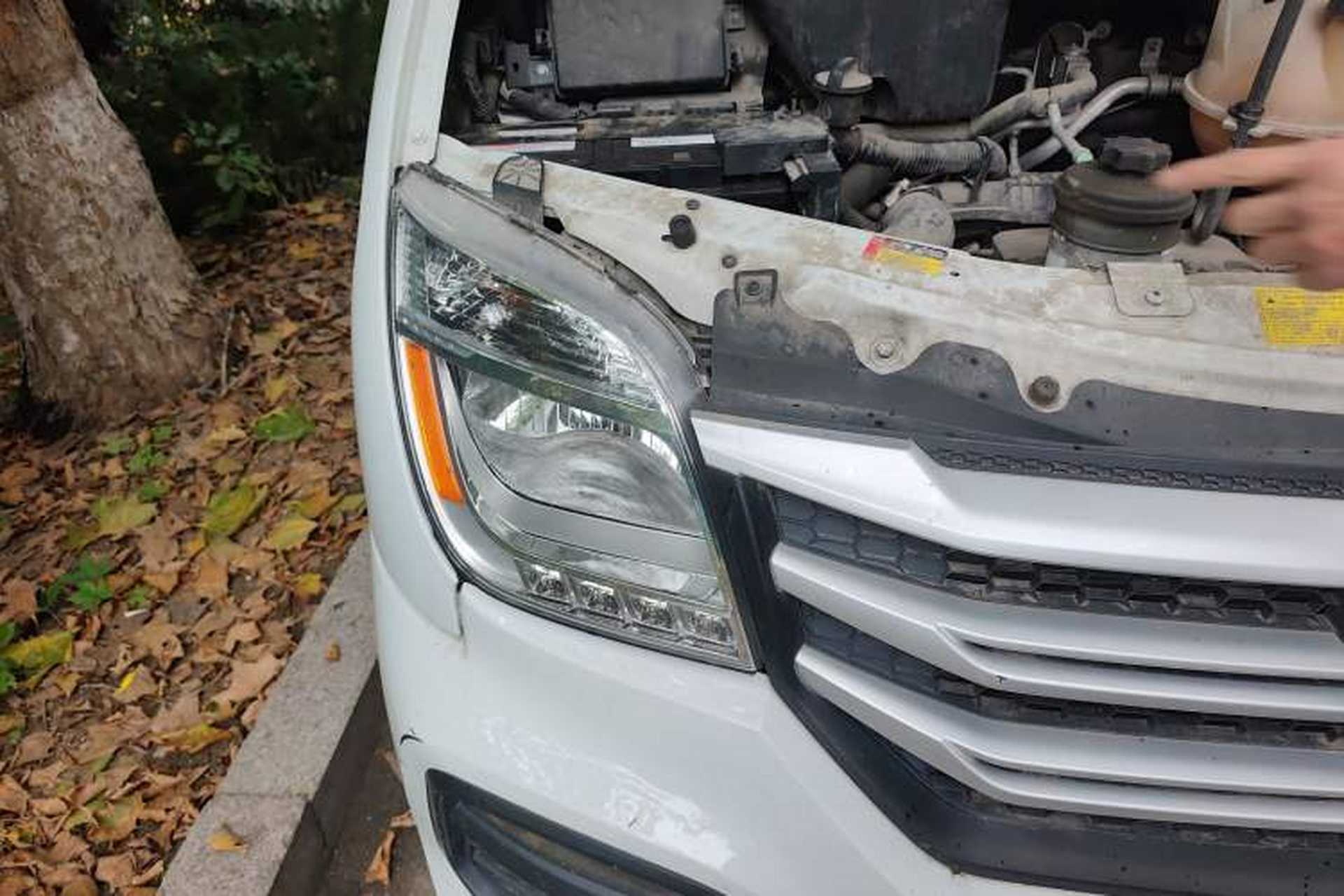 Used SAIC MAXUS Xintu V80 2019 2.0T Plus 6-Speed Manual – Aoyuntong Short Wheelbase Mid-Roof Design 5/6-Seater Right Front Headlight