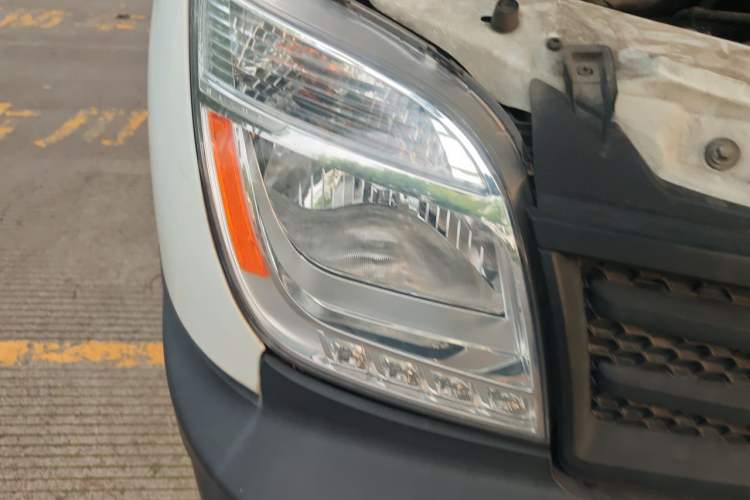 Used SAIC MAXUS Xintu V80 2019 2.5T Classic Edition 6-Speed Manual – Aoyuntong Modified Version Short Wheelbase Mid-Height Roof 5/6 Seats Right Front Headlight