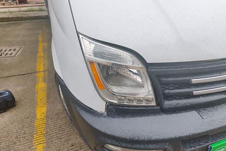 Used SAIC MAXUS Xintu V80 2019 2.5T Classic Version 6-Speed Manual – Aoyuntong Modified Long Wheelbase Mid-Height 7-Seater Right Front Headlight