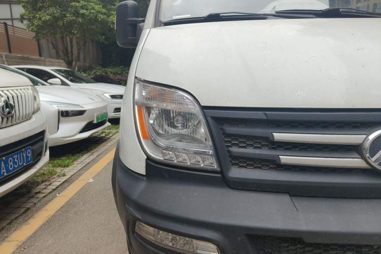Used SAIC MAXUS Xintu V80 2019 2.5T Classic Edition 6-Speed Manual – Aoyuntong Short Wheelbase Mid-Height Design 5/6 Seats Right Front Headlight