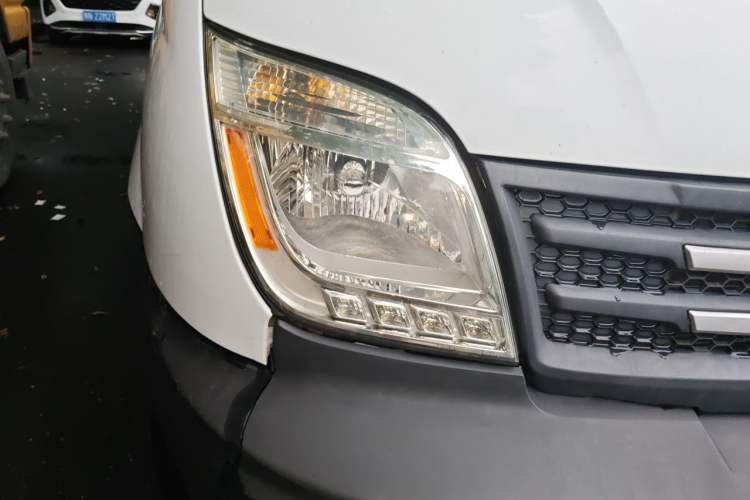 Used SAIC MAXUS Xintu V80 2019 2.5T Classic Model 6-Speed Manual Aotong Long Wheelbase Mid-Height 7-Seater Right Front Headlight