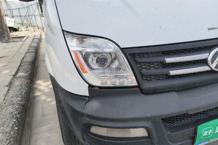 Used SAIC MAXUS Xintu V80 2019 2.5T Classic Version 6-Speed Manual Extended Wheelbase Mid-Roof Design 9-Seater Right Front Headlight