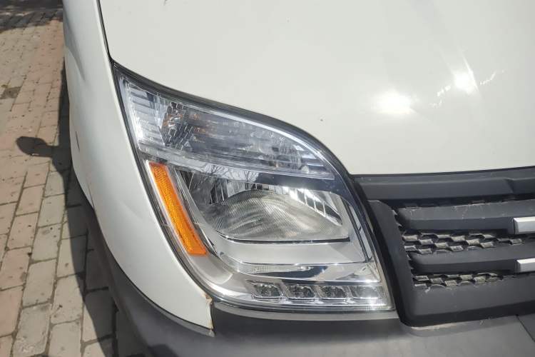 Used SAIC MAXUS Xintu V80 2019 2.5T Classic Edition 6-Speed Manual – Aoyuntong Short Wheelbase Mid-Height Design 5/6 Seats Right Front Headlight