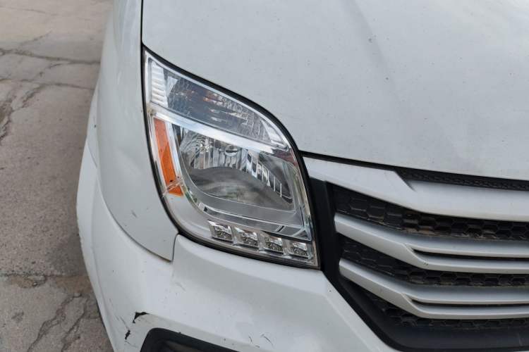 Used SAIC MAXUS Xintu V80 2019 2.0T Plus 6-speed Manual – Aotong Long Wheelbase Mid-Height 7-Seater Right Front Headlight