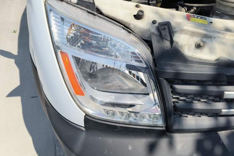 Used SAIC MAXUS Xintu V80 2019 2.5T Classic Version 6-Speed Manual – Aoyuntong Modified Long Wheelbase Mid-Height 7-Seater Right Front Headlight
