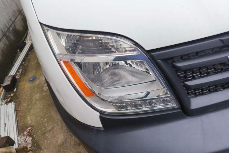 Used SAIC MAXUS Xintu V80 2019 2.5T Classic Edition 6-Speed Manual – Aoyuntong Modified Version Short Wheelbase Mid-Height Roof 5/6 Seats Right Front Headlight