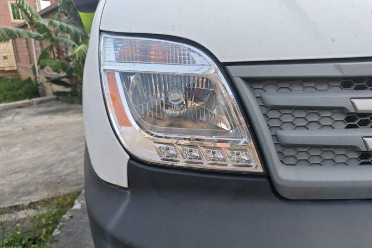 Used SAIC MAXUS Xintu V80 2019 2.5T Classic Model 6-Speed Manual – Aoyuntong Short Wheelbase Ultra-Low Roof 5/6 Seats Right Front Headlight