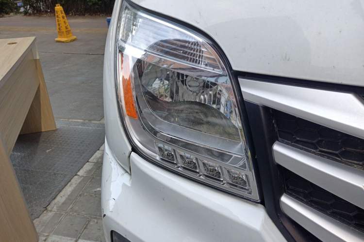 Used SAIC MAXUS Xintu V80 2019 2.0T Plus 6-speed Manual – Aotong Long Wheelbase Mid-Height 7-Seater Right Front Headlight