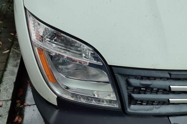 Used SAIC MAXUS Xintu V80 2019 2.5T Classic Model 6-Speed Manual – Aoyuntong Short Wheelbase Ultra-Low Roof 5/6 Seats Right Front Headlight