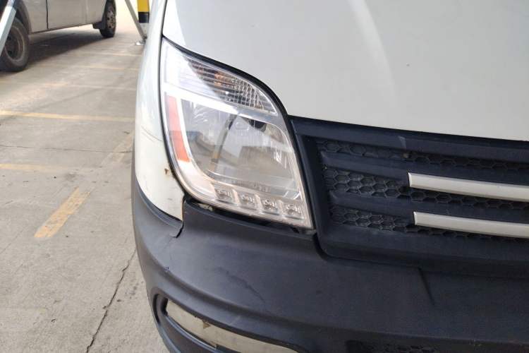 Used SAIC MAXUS Xintu V80 2019 2.5T Classic Model AMT Aoyuntong Long Wheelbase Mid-Roof 7-Seater Right Front Headlight