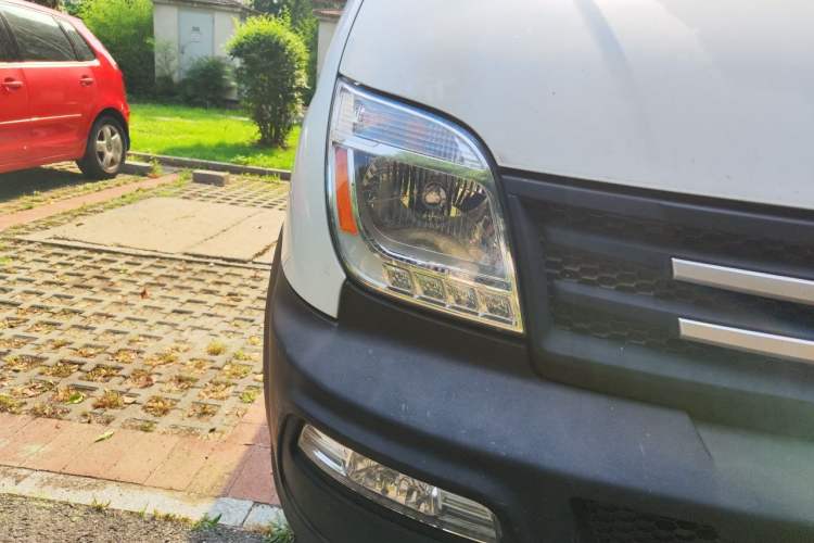 Used SAIC MAXUS Xintu V80 2019 2.5T Classic Model 6-Speed Manual Aotong Long Wheelbase Mid-Height 7-Seater Right Front Headlight