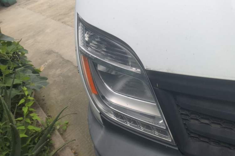 Used SAIC MAXUS Xintu V80 2019 2.5T Classic AMT Aoyuntong Short Wheelbase Mid-Roof 5/6-Seater Right Front Headlight