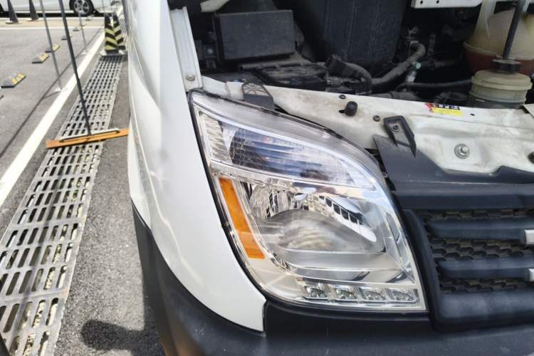 Used SAIC MAXUS Xintu V80 2019 2.5T Classic Version 6-Speed Manual – Aoyuntong Modified Long Wheelbase Mid-Height 7-Seater Right Front Headlight