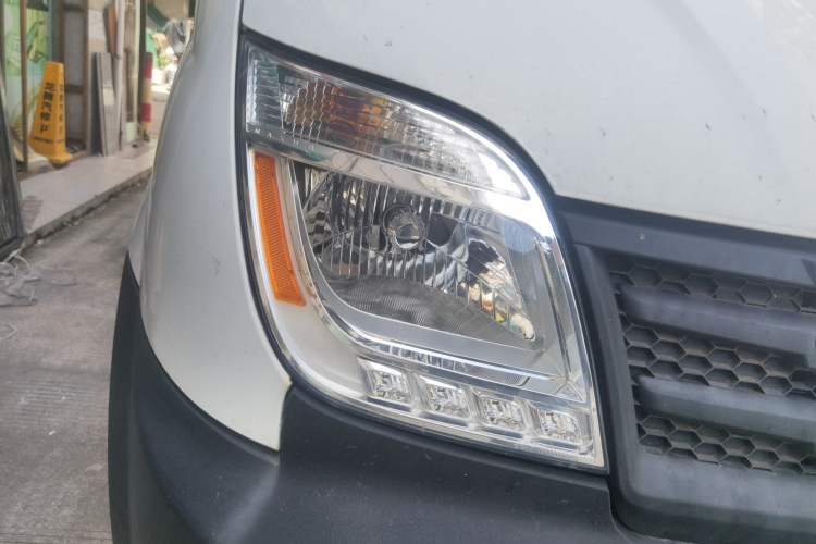 Used SAIC MAXUS Xintu V80 2019 2.5T Classic Model 6-Speed Manual Aotong Long Wheelbase Mid-Height 7-Seater Right Front Headlight