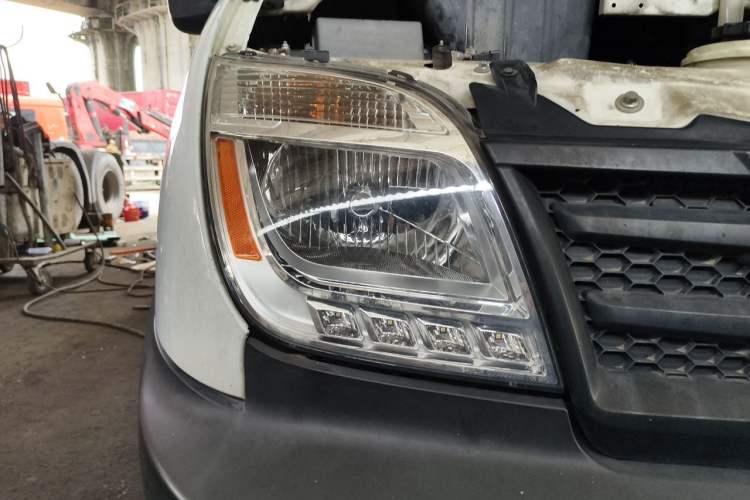 Used SAIC MAXUS Xintu V80 2019 2.5T Classic Edition 6-Speed Manual – Aoyuntong Modified Version Short Wheelbase Mid-Height Roof 5/6 Seats Right Front Headlight