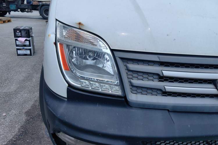 Used SAIC MAXUS Xintu V80 2019 2.5T Classic Model 6-Speed Manual Aotong Long Wheelbase Mid-Height 7-Seater Right Front Headlight