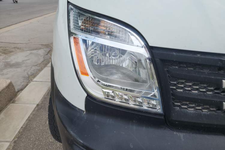 Used SAIC MAXUS Xintu V80 2019 2.5T Classic Model 6-Speed Manual Aotong Long Wheelbase Mid-Height 7-Seater Right Front Headlight