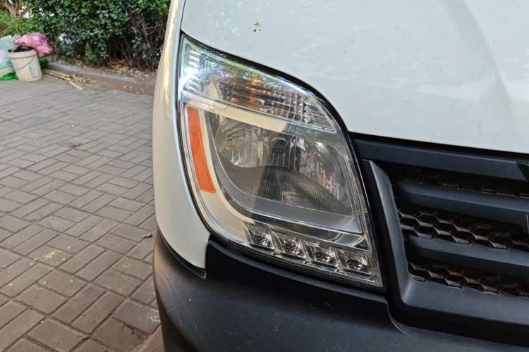 Used SAIC MAXUS Xintu V80 2019 2.5T Classic Model AMT Aoyuntong Facelifted Short Wheelbase Ultra-Low Roof 5/6-Seater Right Front Headlight