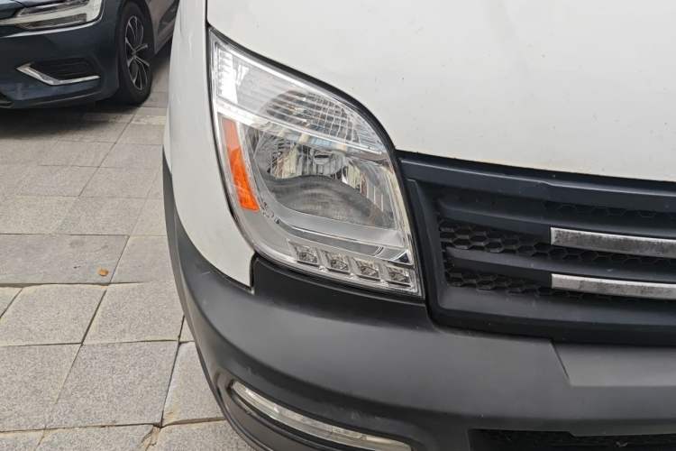 Used SAIC MAXUS Xintu V80 2019 2.5T Classic Edition AMT Aoyuntong Facelifted Long Wheelbase Mid-Height 7-Seater Right Front Headlight