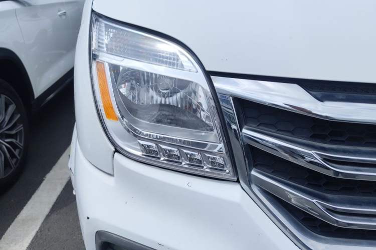 Used SAIC MAXUS Xintu V80 2019 2.0T Plus AMT Aoyuntong Short Wheelbase Mid-Roof 5/6-Seater Right Front Headlight