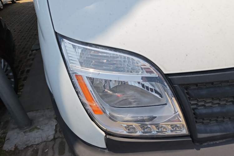 Used SAIC MAXUS Xintu V80 2019 2.5T Classic Model 6-Speed Manual Aotong Long Wheelbase Mid-Height 7-Seater Right Front Headlight