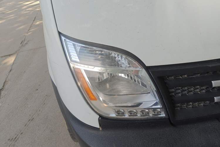 Used SAIC MAXUS Xintu V80 2019 2.5T Classic Model AMT Aoyuntong Long Wheelbase Mid-Roof 7-Seater Right Front Headlight