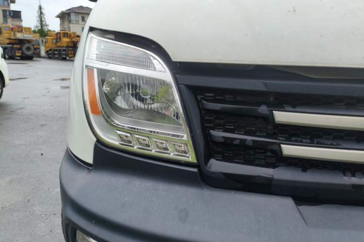 Used SAIC MAXUS Xintu V80  Right Front Headlight