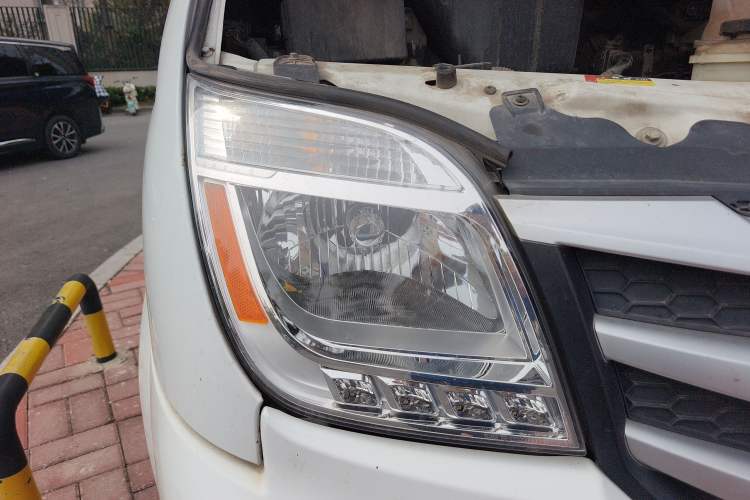 Used SAIC MAXUS Xintu V80 2019 2.5T Classic AMT Aoyuntong Facelifted Short-Wheelbase Mid-Roof 5/6-Seater Right Front Headlight
