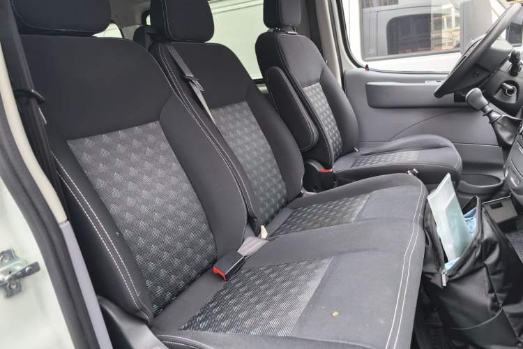 Used SAIC MAXUS Xintu V80 2019 2.5T Classic Model 6-Speed Manual – Aoyuntong Modified Version Short Wheelbase Ultra-Low Roof 5/6 Seats Right Front Seat