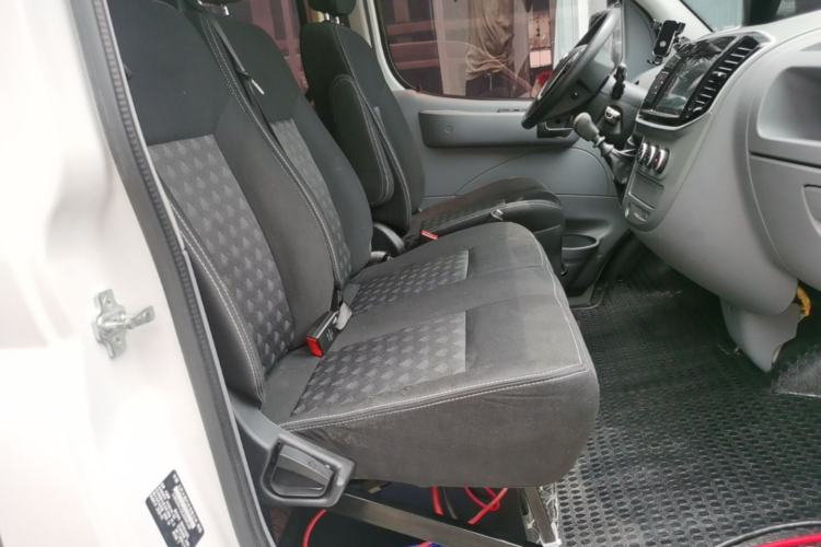 Used SAIC MAXUS Xintu V80 2019 2.5T Classic Version 6-Speed Manual – Aoyuntong Modified Long Wheelbase Mid-Height 7-Seater Right Front Seat