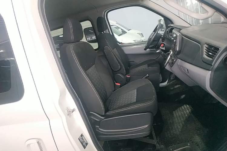 Used SAIC MAXUS Xintu V80 2019 2.0T Plus AMT Aoyuntong Short Wheelbase Ultra-Low Roof 5/6-Seater Right Front Seat
