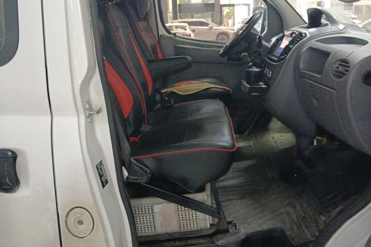Used SAIC MAXUS Xintu V80 2019 2.5T Classic Edition 6-Speed Manual – Aoyuntong Short Wheelbase Mid-Height Design 5/6 Seats Right Front Seat