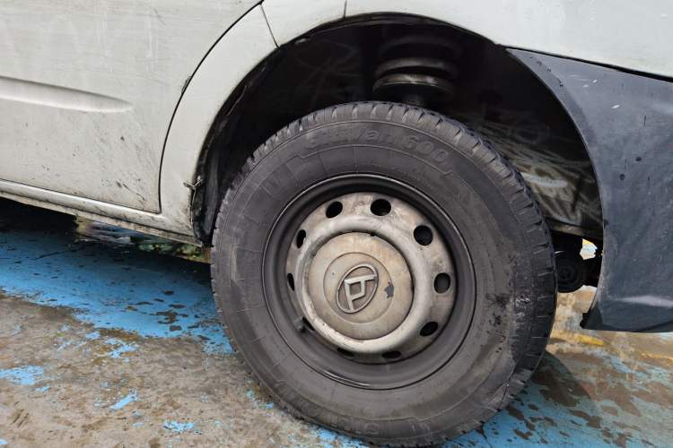Used SAIC MAXUS Xintu V80 2019 2.5T Classic Edition 6-Speed Manual – Aoyuntong Short Wheelbase Mid-Height Design 5/6 Seats Right Front Wheel Hub