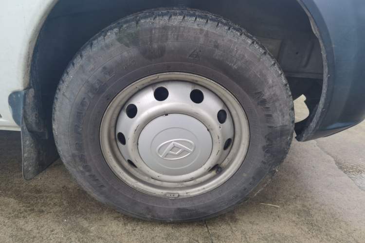 Used SAIC MAXUS Xintu V80 2019 2.5T Classic Version 6-Speed Manual – Aoyuntong Modified Long Wheelbase Mid-Height 7-Seater Right Front Wheel Hub