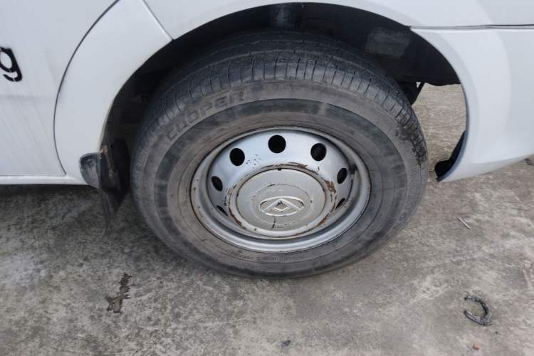 Used SAIC MAXUS Xintu V80  Right Front Wheel Hub