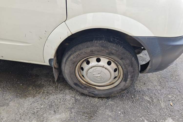 Used SAIC MAXUS Xintu V80 2019 2.5T Classic Model 6-Speed Manual Aotong Long Wheelbase Mid-Height 7-Seater Right Front Wheel Hub