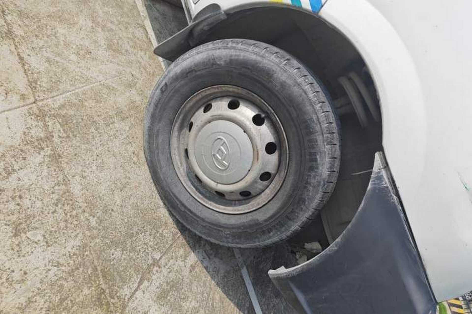 Used SAIC MAXUS Xintu V80 2019 2.5T Classic Edition 6-Speed Manual – Aoyuntong Short Wheelbase Mid-Height Design 5/6 Seats Right Front Wheel Hub