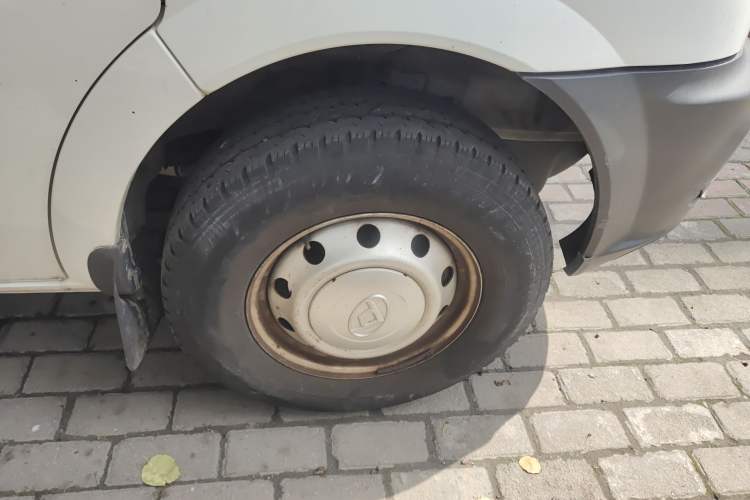 Used SAIC MAXUS Xintu V80 2019 2.5T Classic Edition 6-Speed Manual – Aoyuntong Short Wheelbase Mid-Height Design 5/6 Seats Right Front Wheel Hub