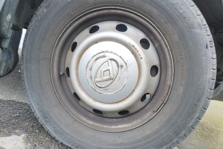 Used SAIC MAXUS Xintu V80  Right Front Wheel Hub