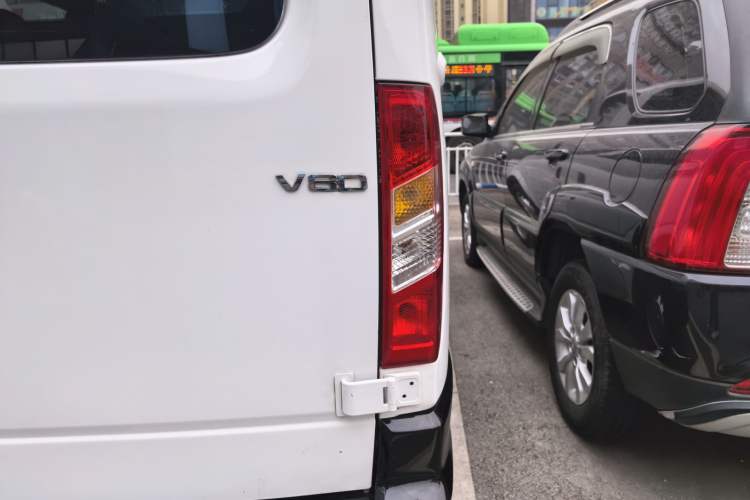 Used SAIC MAXUS Xintu V80 2019 2.5T Classic Model 6-Speed Manual – Aoyuntong Modified Version Short Wheelbase Ultra-Low Roof 5/6 Seats Right Rear Taillight