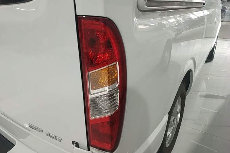 Used SAIC MAXUS Xintu V80 2019 2.0T Plus AMT Aoyuntong Short Wheelbase Ultra-Low Roof 5/6-Seater Right Rear Taillight