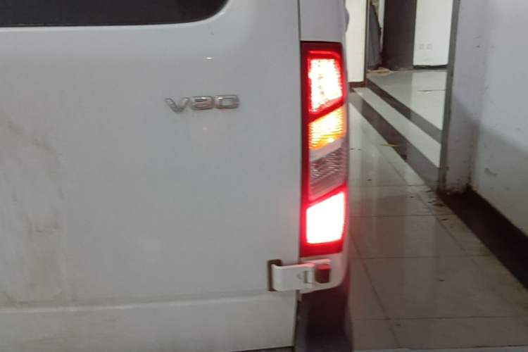 Used SAIC MAXUS Xintu V80 2019 2.5T Classic Edition 6-Speed Manual – Aoyuntong Short Wheelbase Mid-Height Design 5/6 Seats Right Rear Taillight