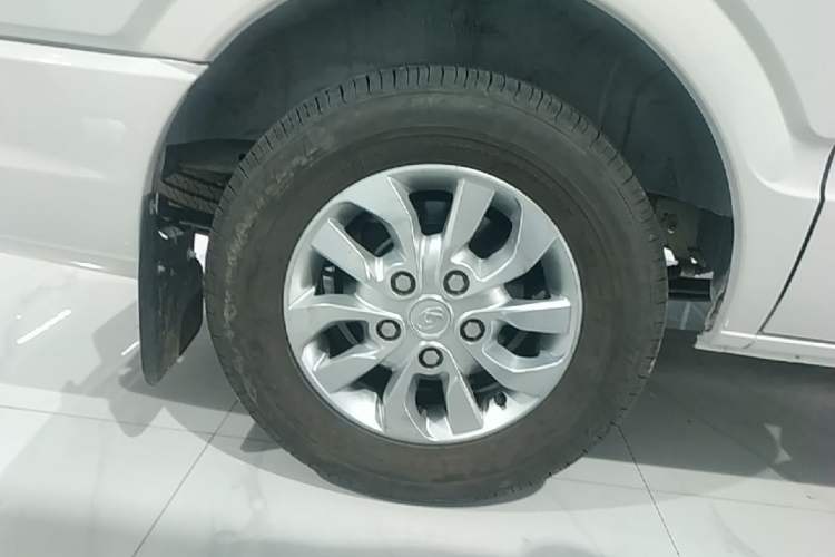 Used SAIC MAXUS Xintu V80 2019 2.0T Plus AMT Aoyuntong Short Wheelbase Ultra-Low Roof 5/6-Seater Right Rear Wheel Hub