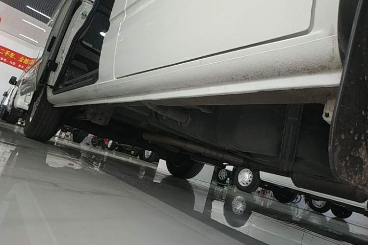 Used SAIC MAXUS Xintu V80 2019 2.0T Plus AMT Aoyuntong Short Wheelbase Ultra-Low Roof 5/6-Seater Right Side Sill