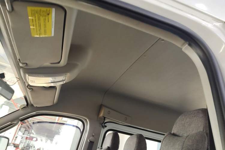 Used SAIC MAXUS Xintu V80 2019 2.5T Classic AMT Aoyuntong Short Wheelbase Mid-Roof 5/6-Seater Roof