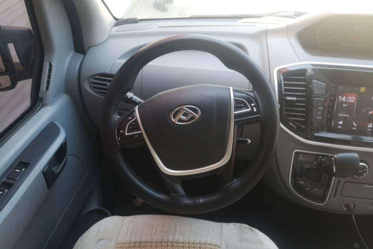 Used SAIC MAXUS Xintu V80 2019 2.5T Classic AMT Aoyuntong Short Wheelbase Mid-Roof 5/6-Seater Steering Wheel