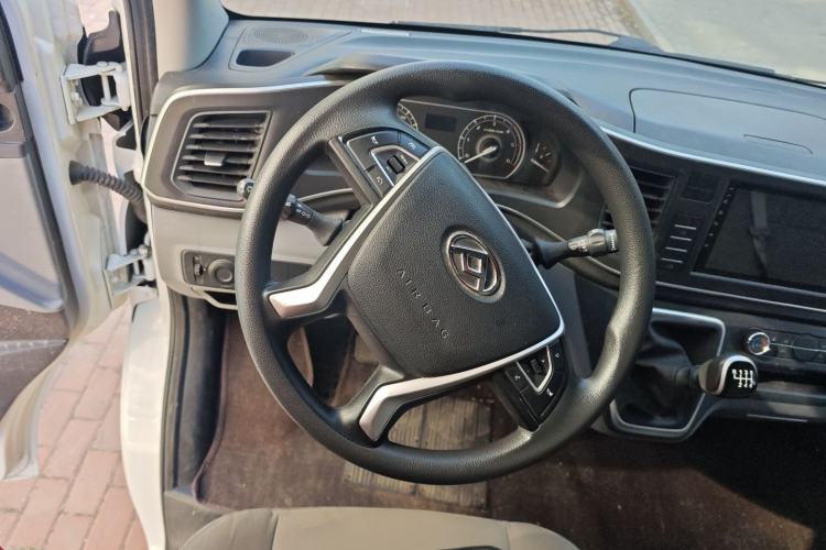Used SAIC MAXUS Xintu V80 2019 2.0T Plus 6-Speed Manual Van Long Wheelbase Mid-Roof Design 2-3 Seater Steering Wheel