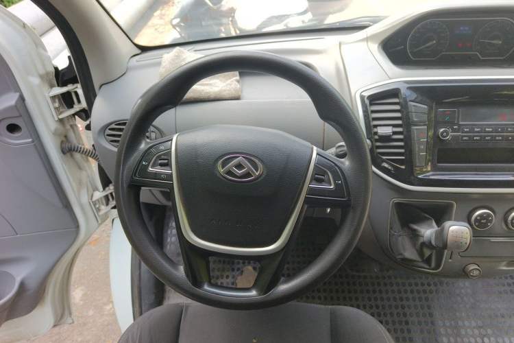 Used SAIC MAXUS Xintu V80 2019 2.5T Classic Edition 6-Speed Manual – Aoyuntong Short Wheelbase Mid-Height Design 5/6 Seats Steering Wheel