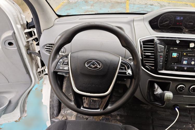 Used SAIC MAXUS Xintu V80 2019 2.5T Classic Edition 6-Speed Manual – Aoyuntong Short Wheelbase Mid-Height Design 5/6 Seats Steering Wheel